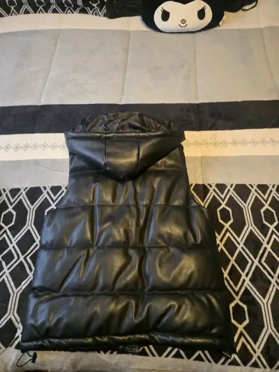 Chaqueta acolchada negra con capucha - miniatura 2
