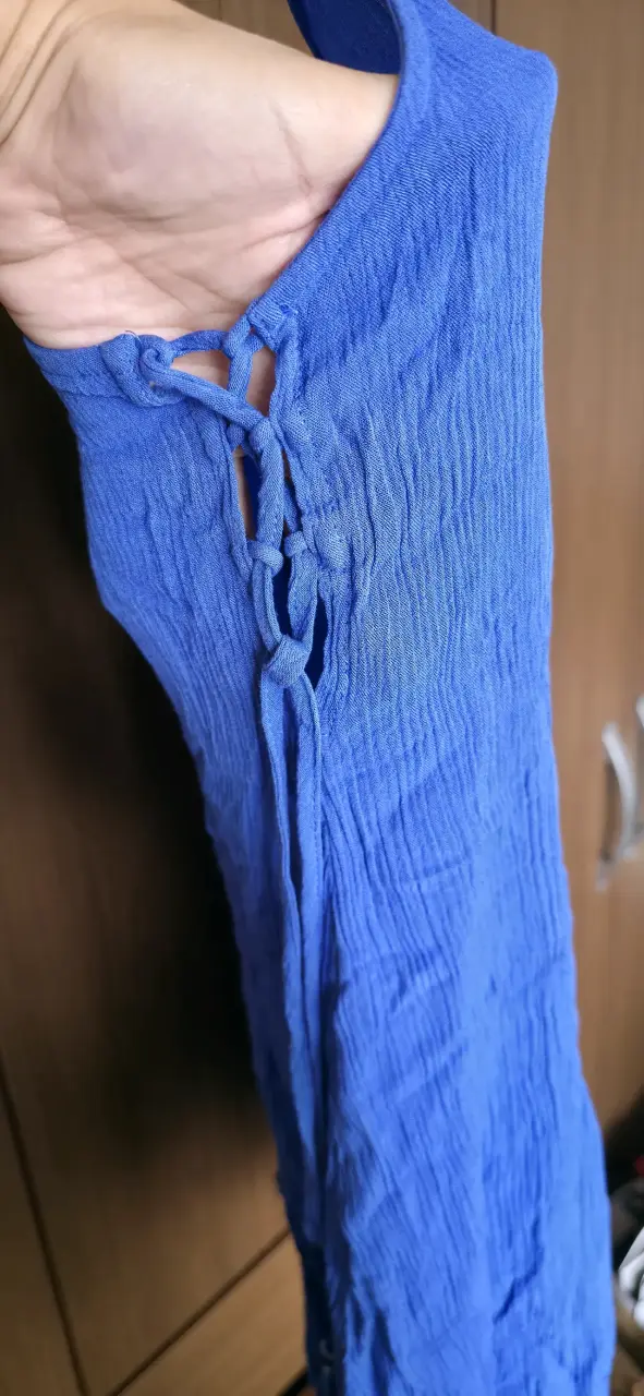 Vestido azul con tirantes y detalles de borlas - 2