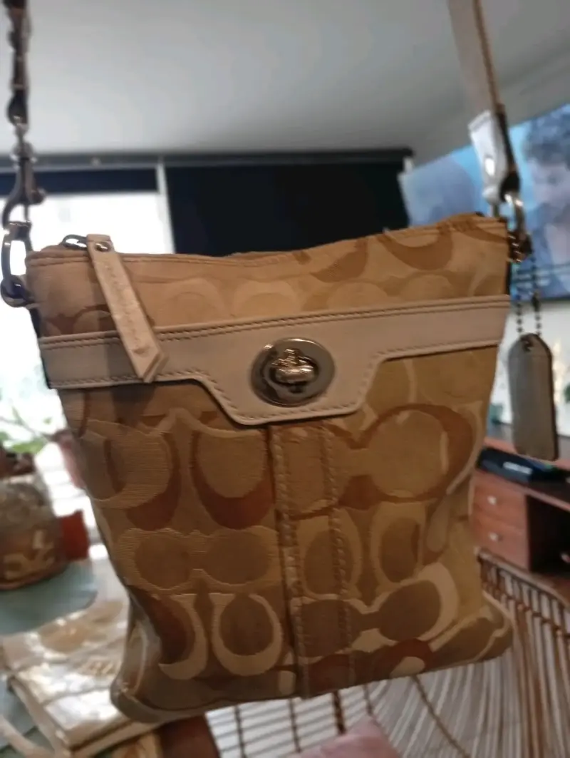 Cartera cruzada Coach beige con logo