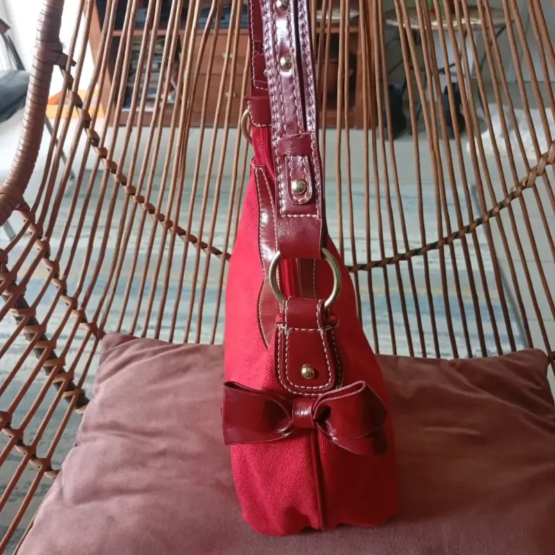 Cartera roja con detalles de lazo