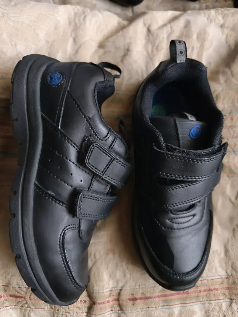 Zapatos escolares n°32 con velcro.