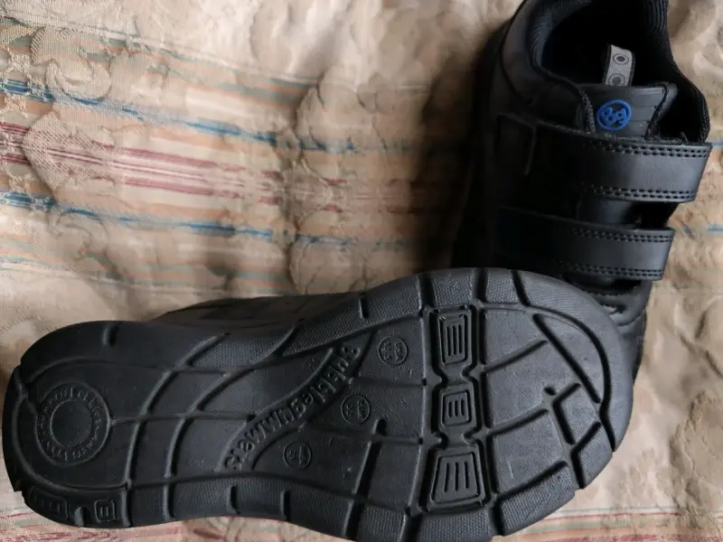 Zapatos escolares n°32 con velcro. - 2