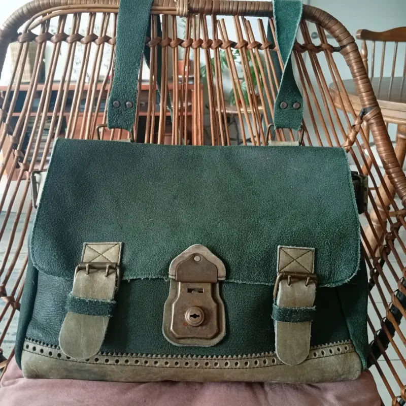 Bolso de cuero verde vintage con hebillas