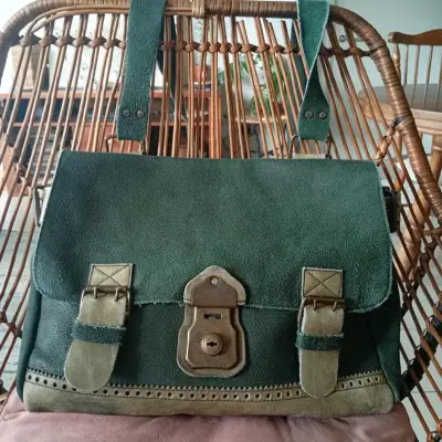 Bolso de cuero verde vintage con hebillas - miniatura 1