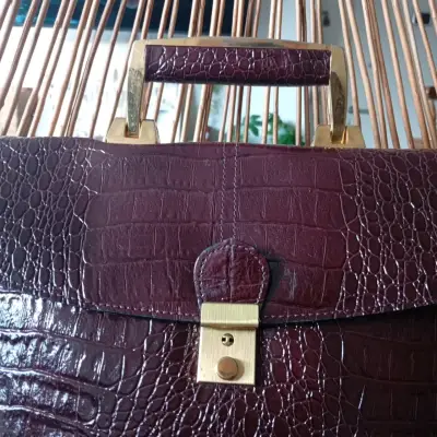 Cartera de cuero marrón con diseño elegante - miniatura 1