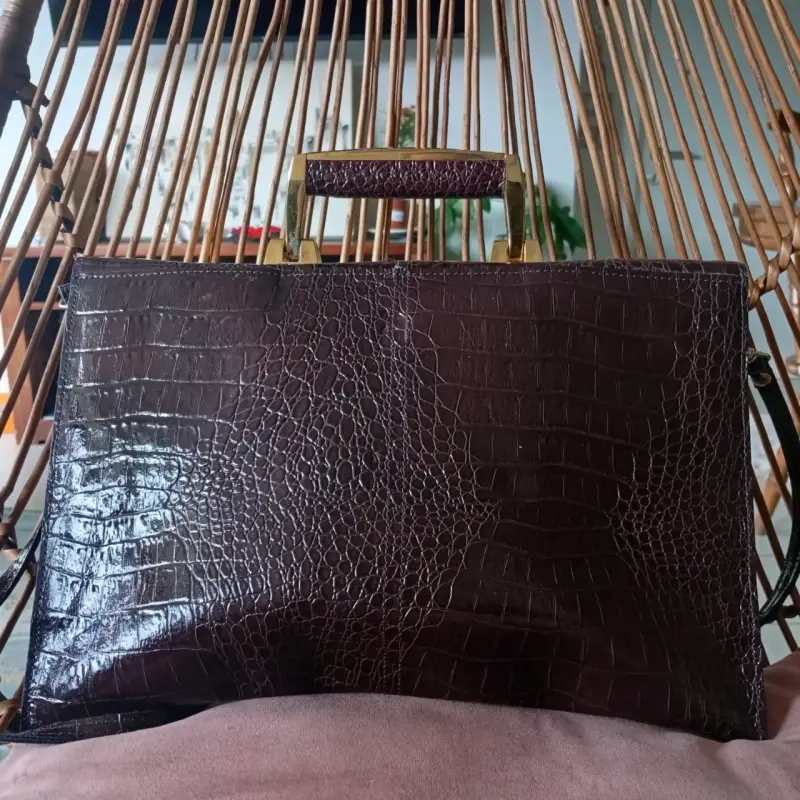 Cartera de cuero marrón con diseño elegante - 2