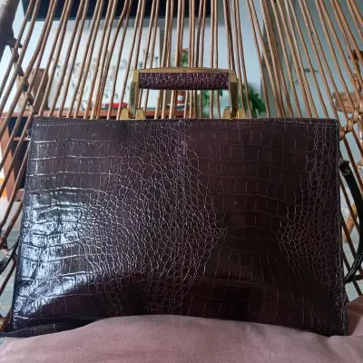 Cartera de cuero marrón con diseño elegante - miniatura 2