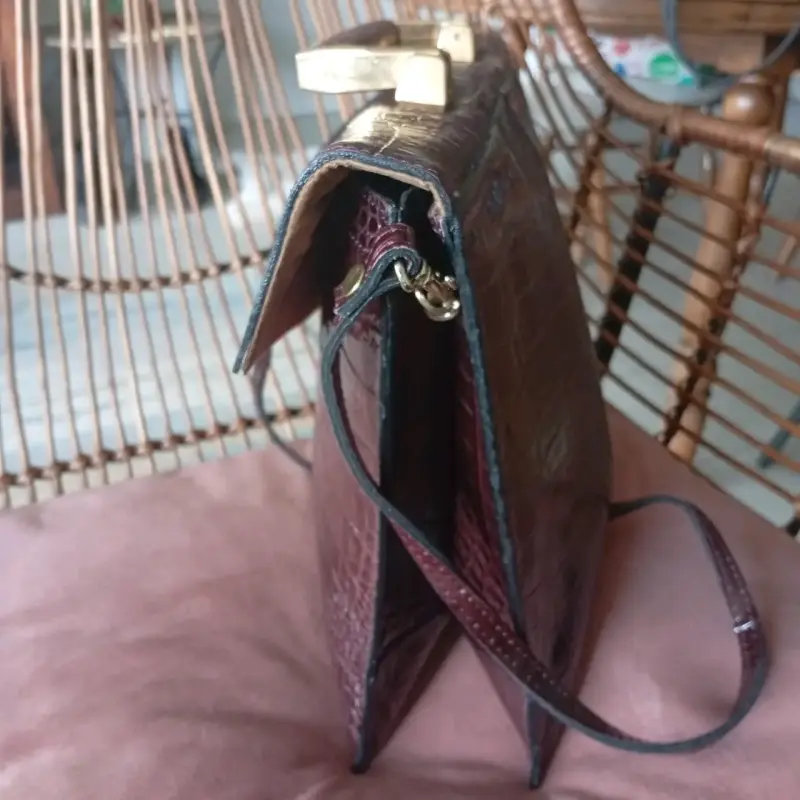 Cartera de cuero marrón con diseño elegante - 3