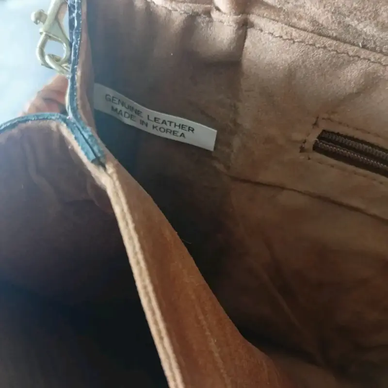 Cartera de cuero marrón con diseño elegante - 4