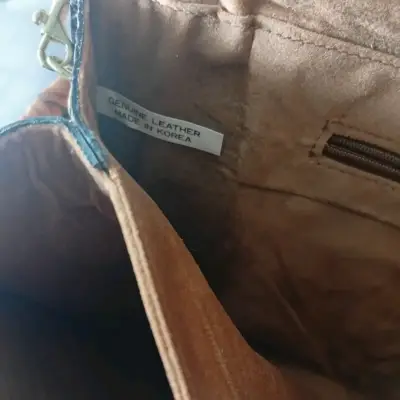 Cartera de cuero marrón con diseño elegante - miniatura 4