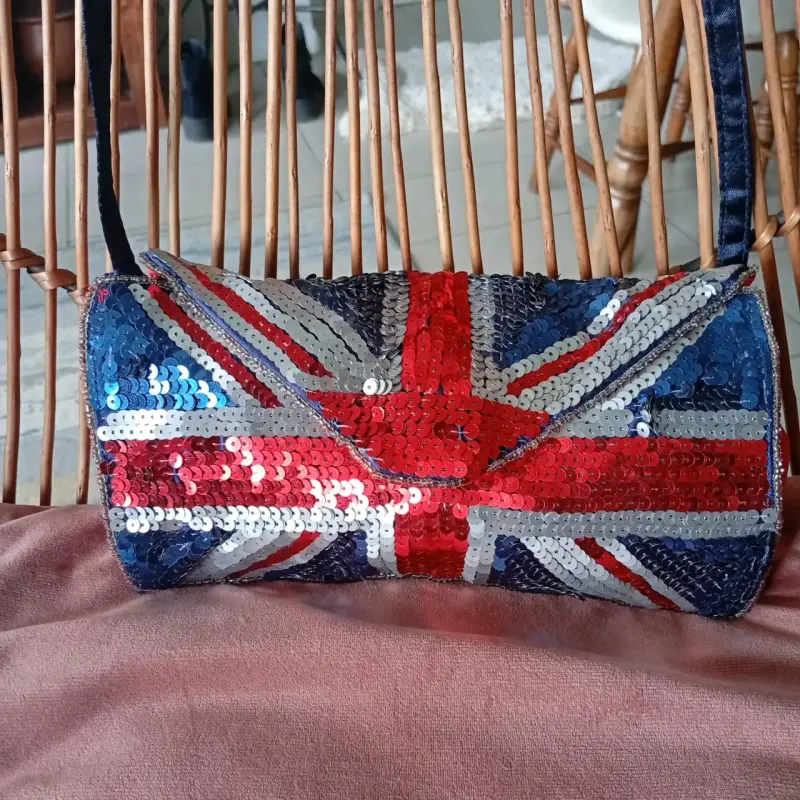 Cartera de mano con lentejuelas bandera británica