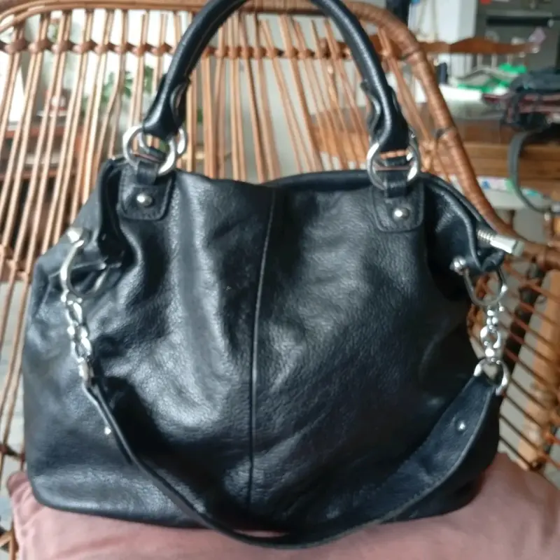 Bolso de hombro marca HESHE cuero negro.