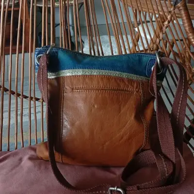 Bolso de cuero The Sak marrón y azul. - miniatura 2