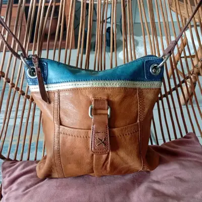 Bolso de cuero The Sak marrón y azul. - miniatura 3