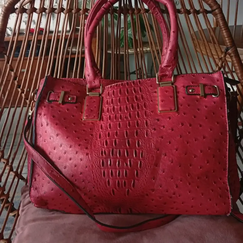 Bolso de cuerina rojo con textura elegante - 1