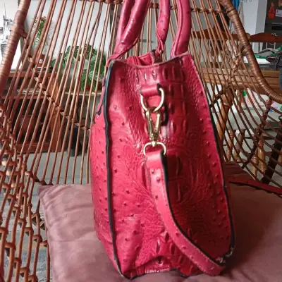 Bolso de cuerina rojo con textura elegante - miniatura 2