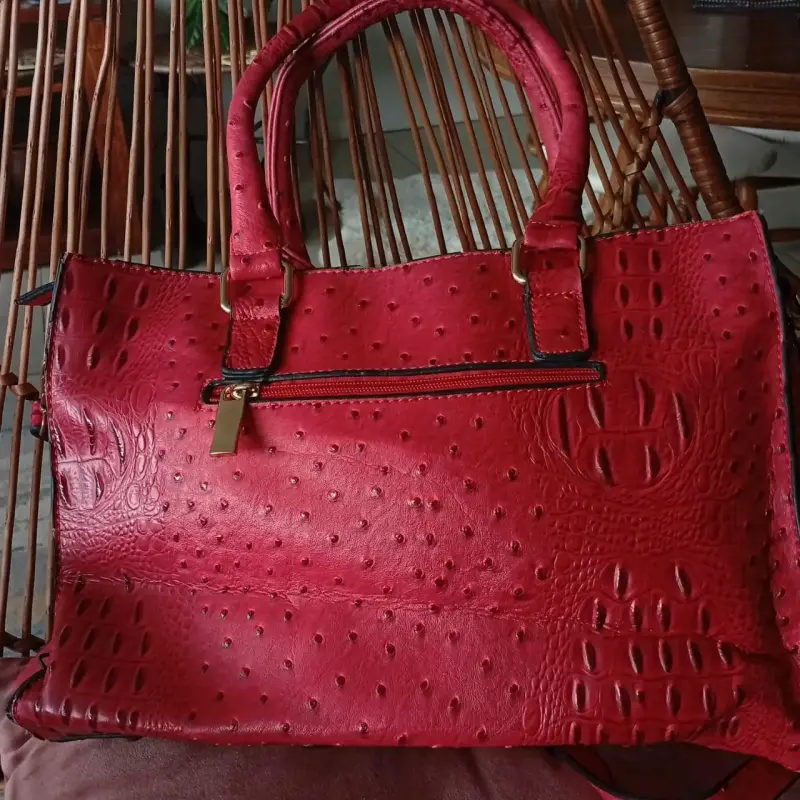 Bolso de cuerina rojo con textura elegante - 3