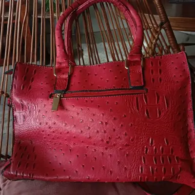 Bolso de cuerina rojo con textura elegante - miniatura 3