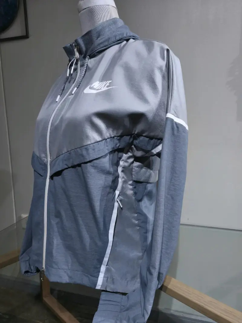 Chaqueta deportiva Nike gris con capucha - 1
