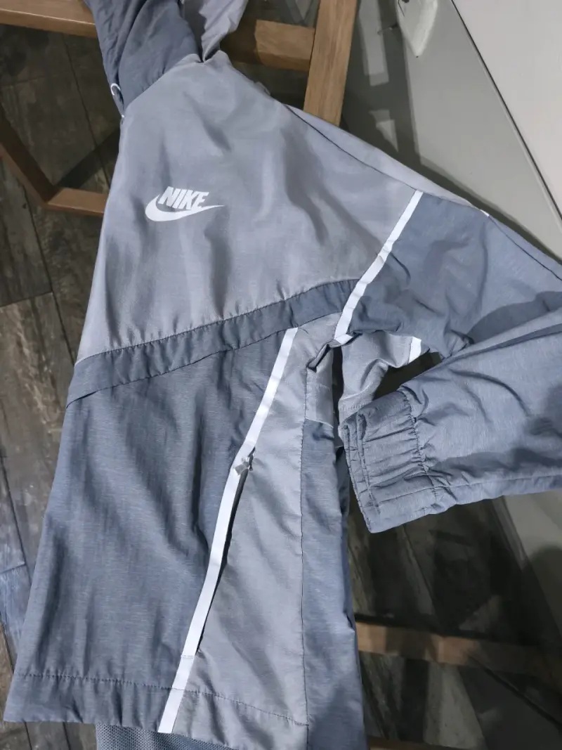 Chaqueta deportiva Nike gris con capucha - 2