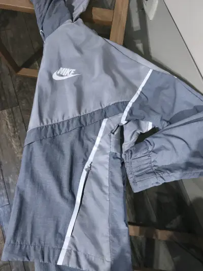 Chaqueta deportiva Nike gris con capucha - miniatura 2