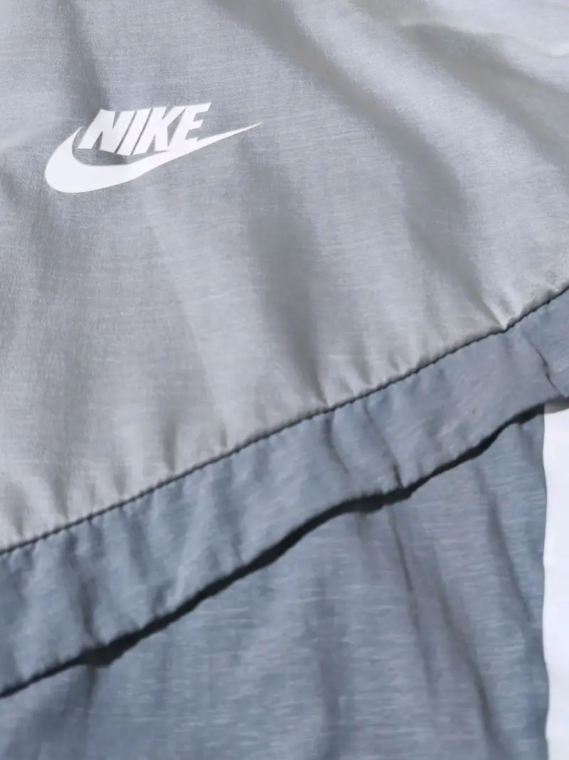 Chaqueta deportiva Nike gris con capucha - 3
