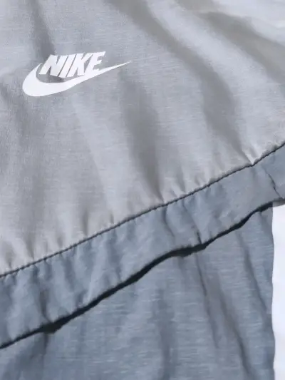 Chaqueta deportiva Nike gris con capucha - miniatura 3