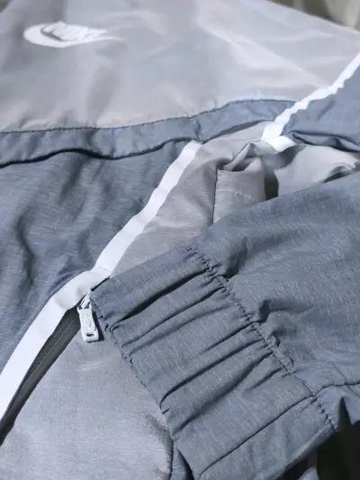 Chaqueta deportiva Nike gris con capucha - miniatura 4