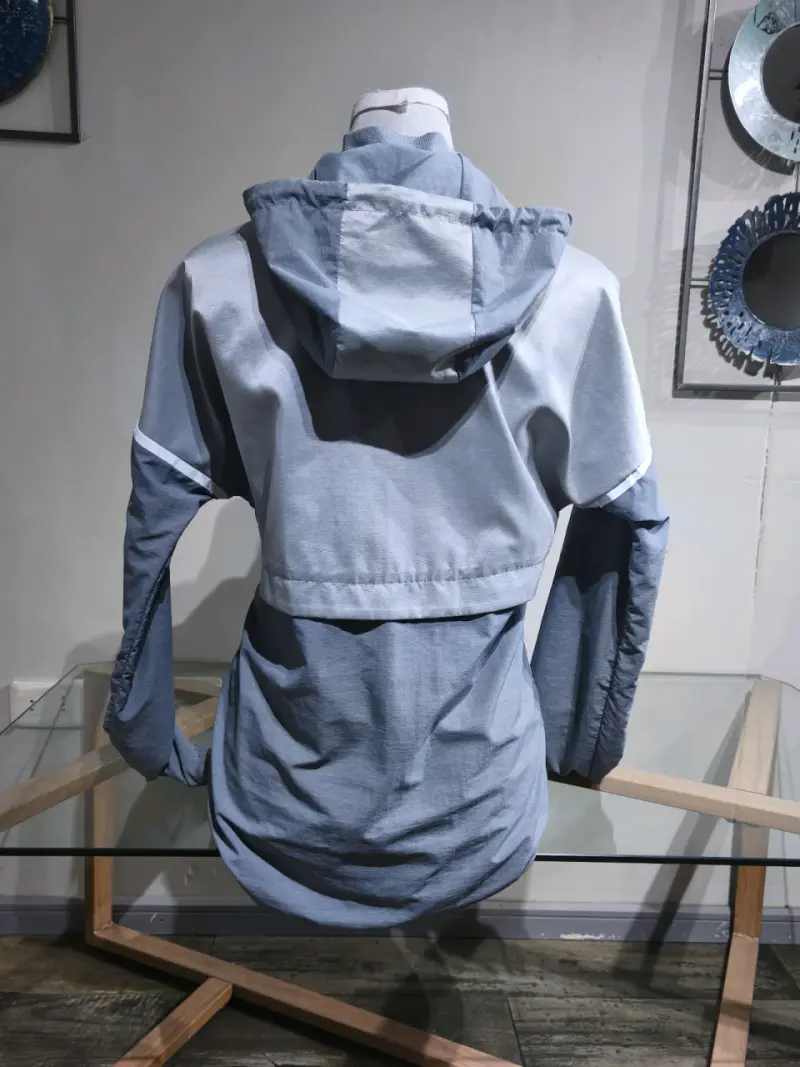 Chaqueta deportiva Nike gris con capucha - 5