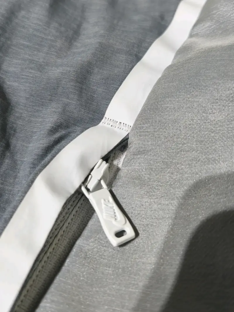 Chaqueta deportiva Nike gris con capucha - 6