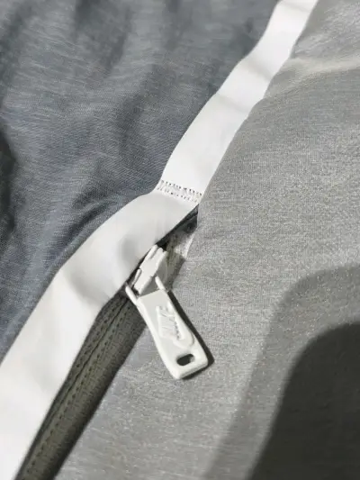 Chaqueta deportiva Nike gris con capucha - miniatura 6