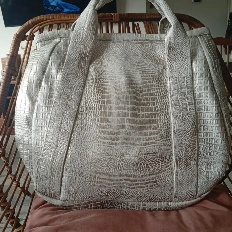 Bolso grande de cuero sintético con textura de cocodrilo - 1