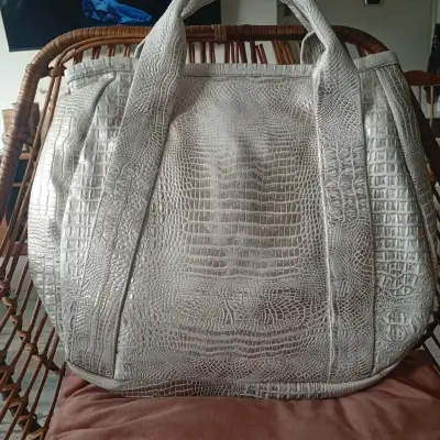 Bolso grande de cuero sintético con textura de cocodrilo - miniatura 1