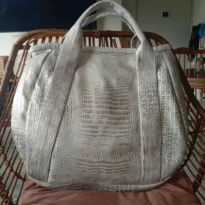 Bolso grande de cuero sintético con textura de cocodrilo - miniatura 2