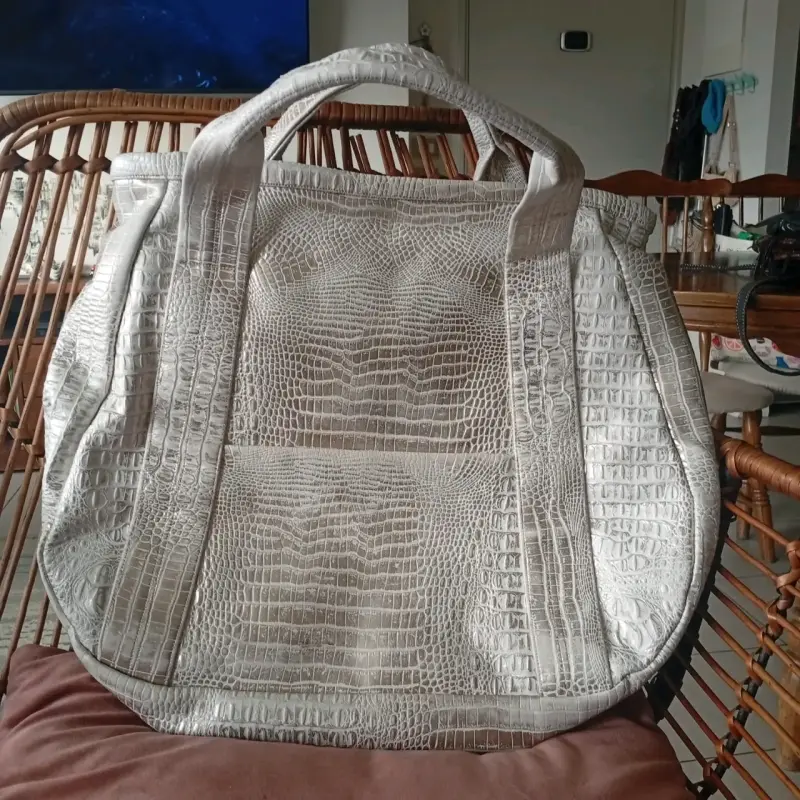 Bolso grande de cuero sintético con textura de cocodrilo - 3