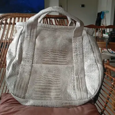 Bolso grande de cuero sintético con textura de cocodrilo - miniatura 3