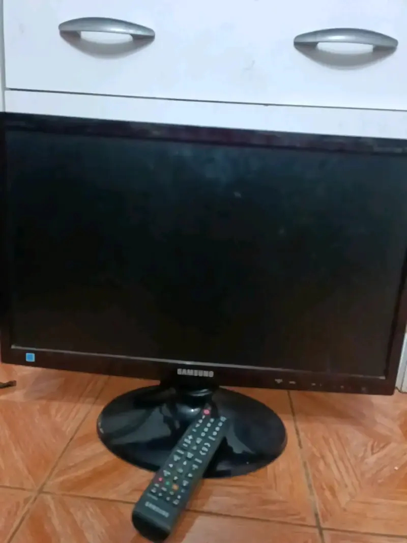 Monitor Samsung con control remoto y cable - 2