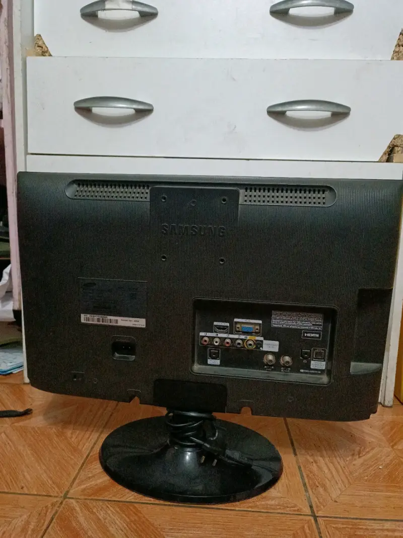 Monitor Samsung con control remoto y cable - 3