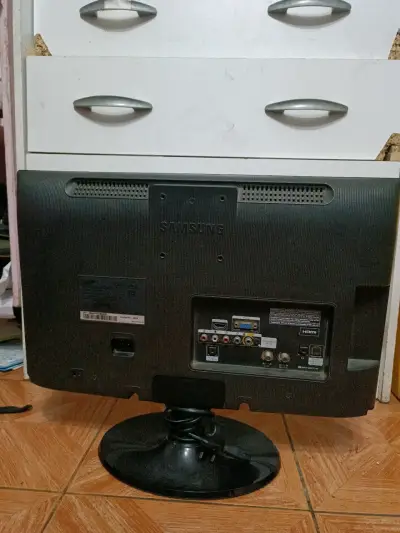 Monitor Samsung con control remoto y cable - miniatura 3