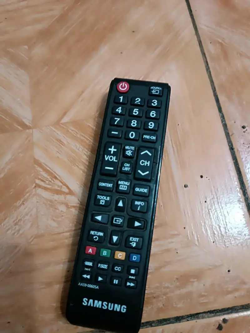 Monitor Samsung con control remoto y cable - 4