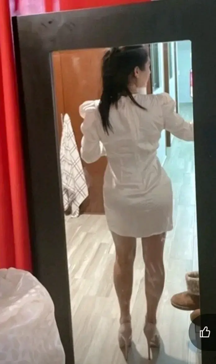 Vestido corto blanco con volantes - 4