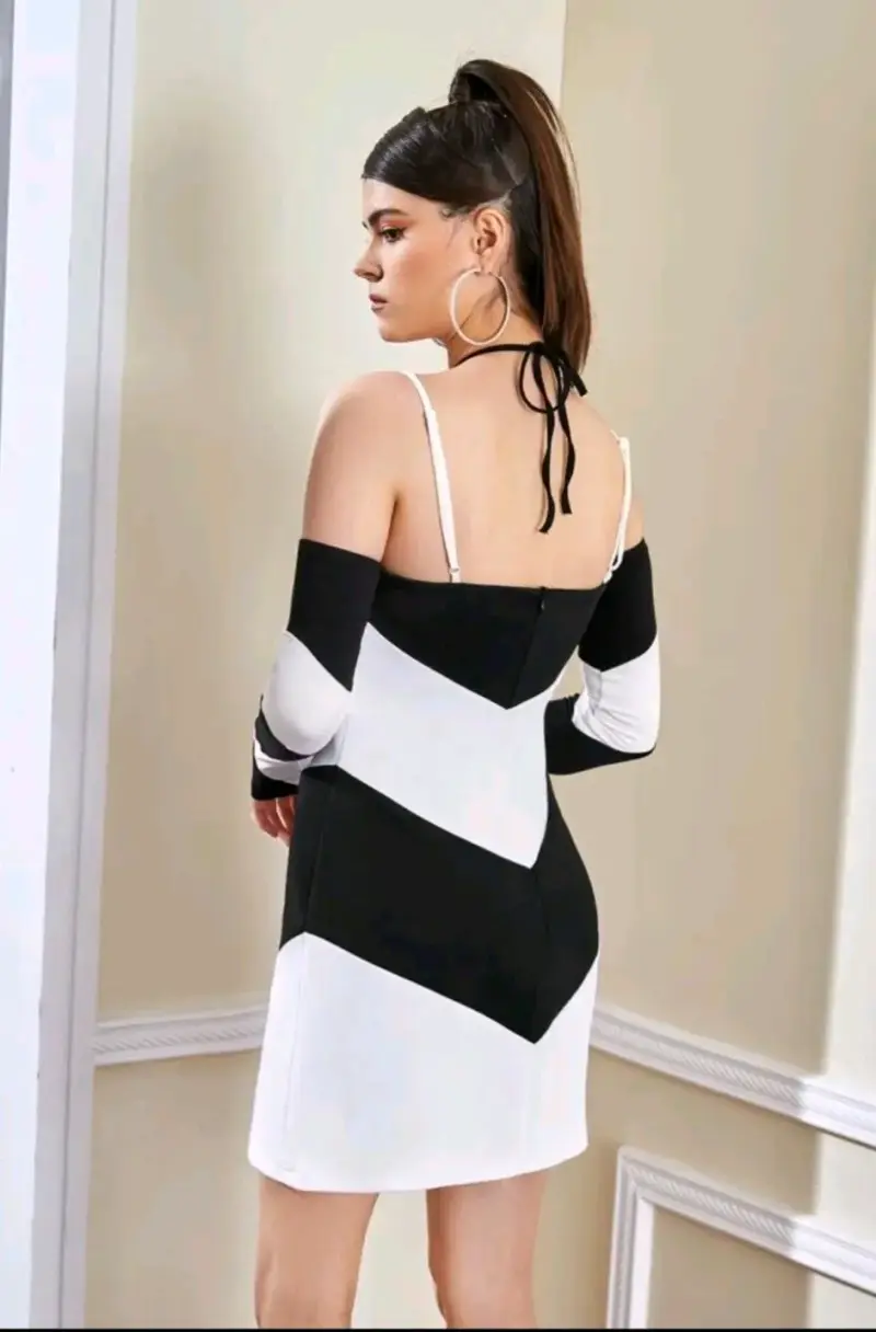 Vestido corto blanco y negro con diseño geométrico - 2