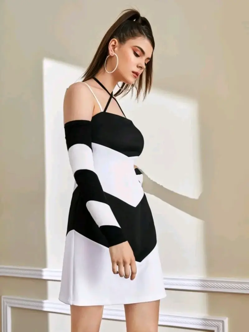 Vestido corto blanco y negro con diseño geométrico - 5