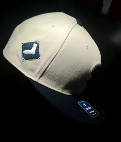 Gorra beige de Beisbol. - miniatura 2