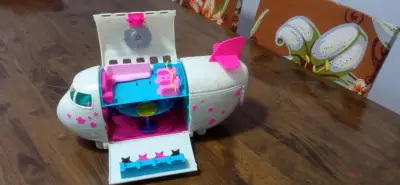 Avión de juguete con compartimentos interiores - miniatura 2