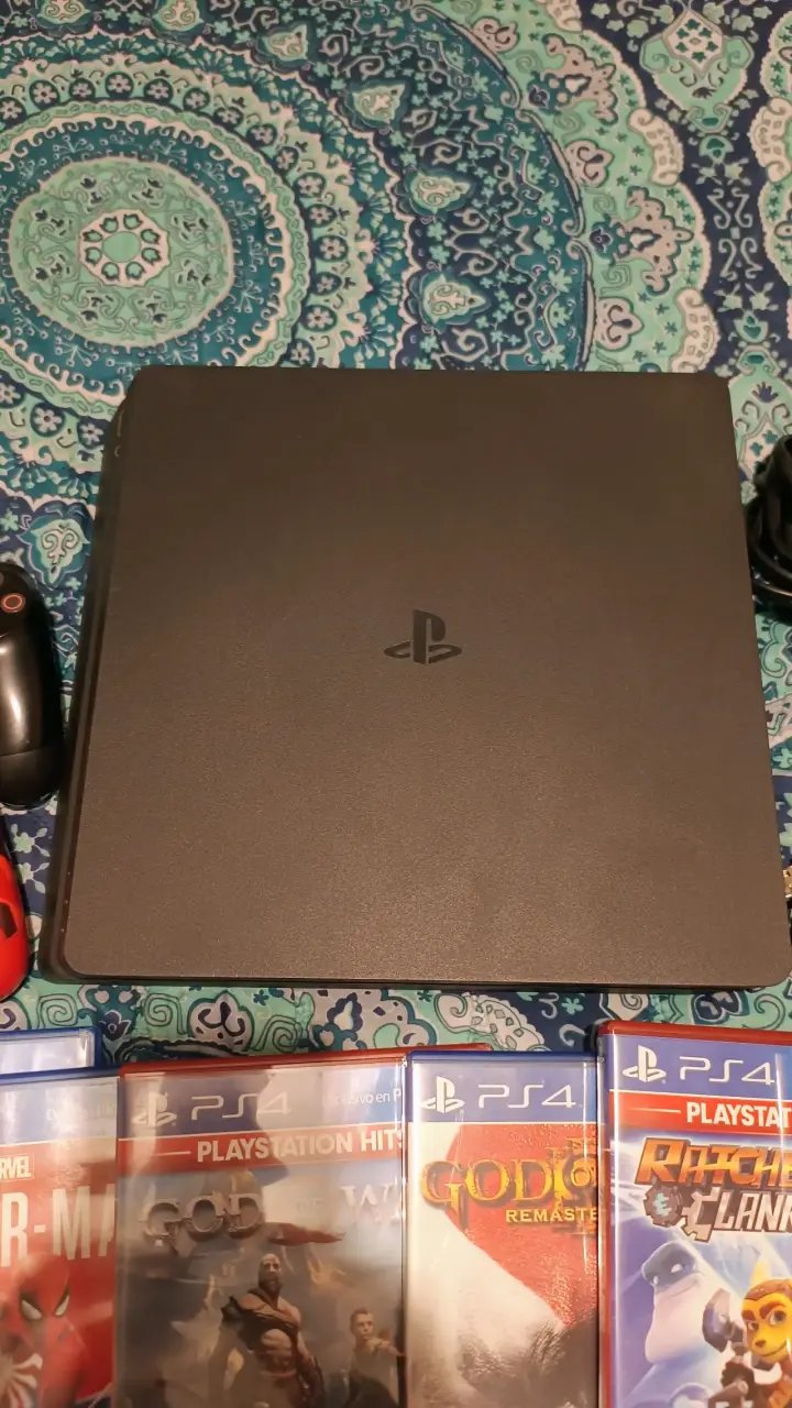 Consola PS4 con 2 controles y 6 juegos - 5