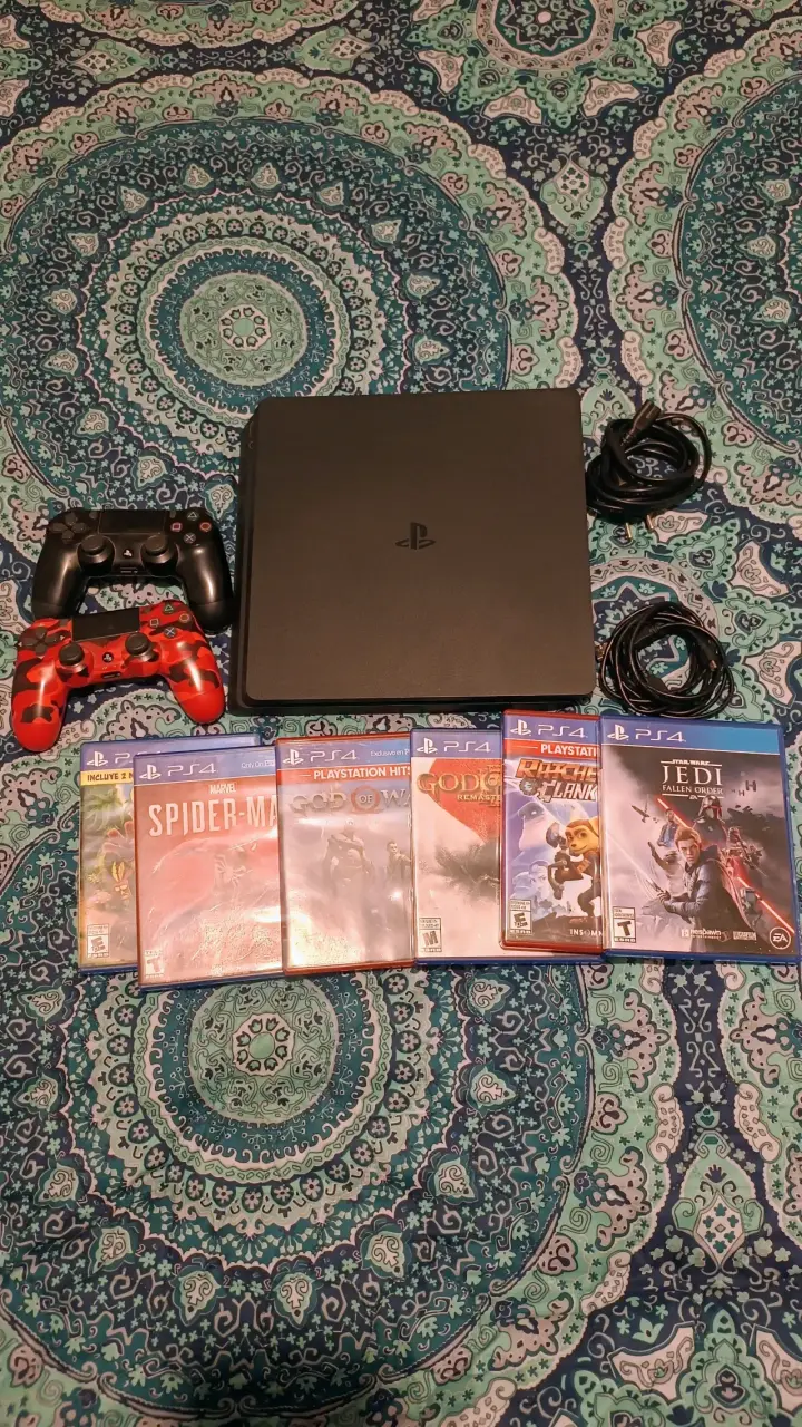 Consola PS4 con 2 controles y 6 juegos - 7