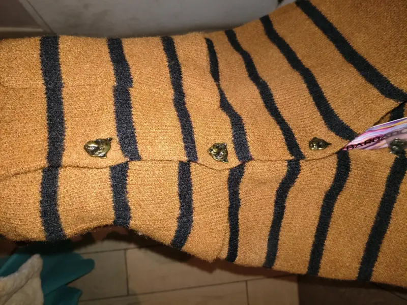 Cardigan de lana a rayas café y negro - 3