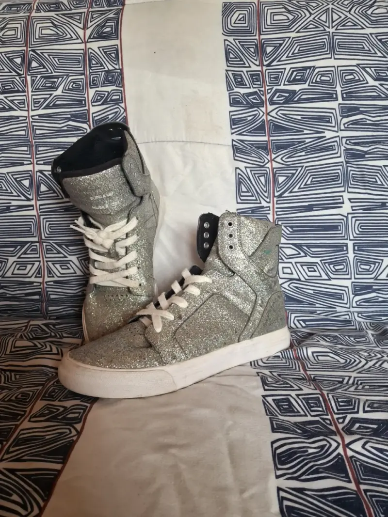 Zapatillas altas brillantes plateadas para mujer