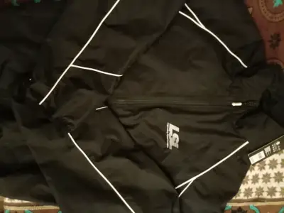 Chaqueta cortaviento negra LSL con detalles blancos - miniatura 1
